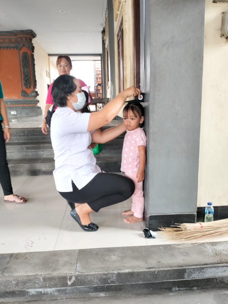 TELAH BERLANGSUNG GIAT POSYANDU BALITA DAN POSYANDU BINA KELUARGA BALITA ( BKB ) BERTEMPAT DI BALAI BANJAR JUMPAYAH DAN PEMBERIAN PMT DARI PEMERINTAH DESA MENGWITANI.